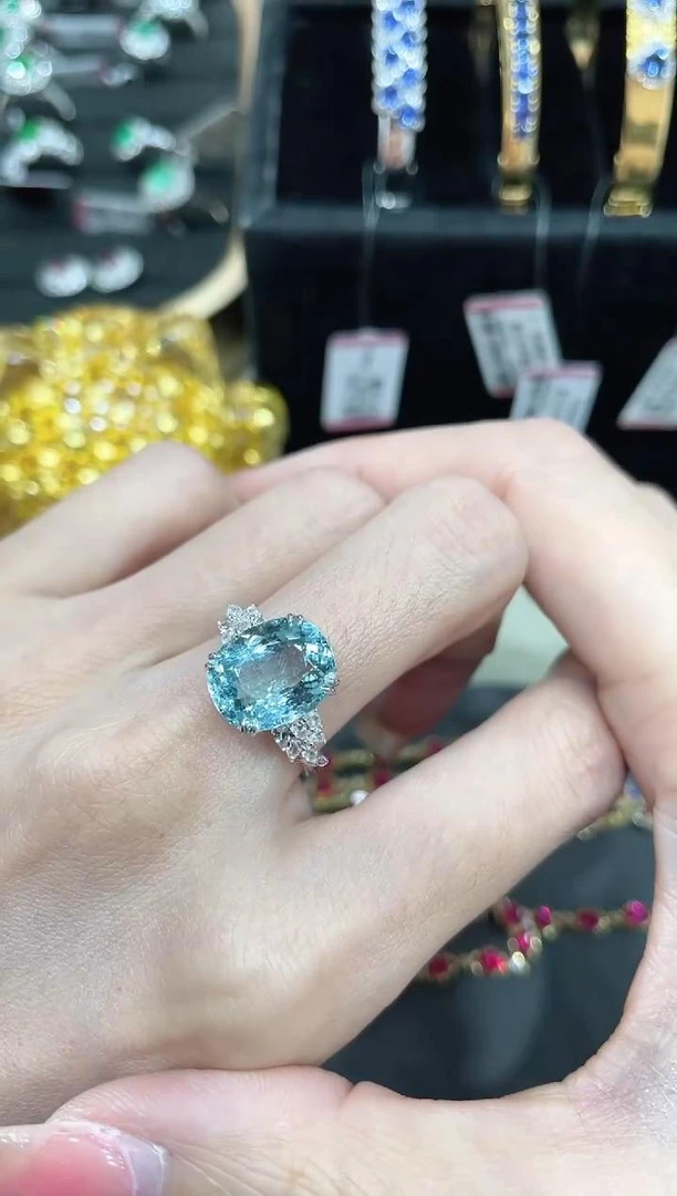 18K金镶嵌海蓝宝石戒指