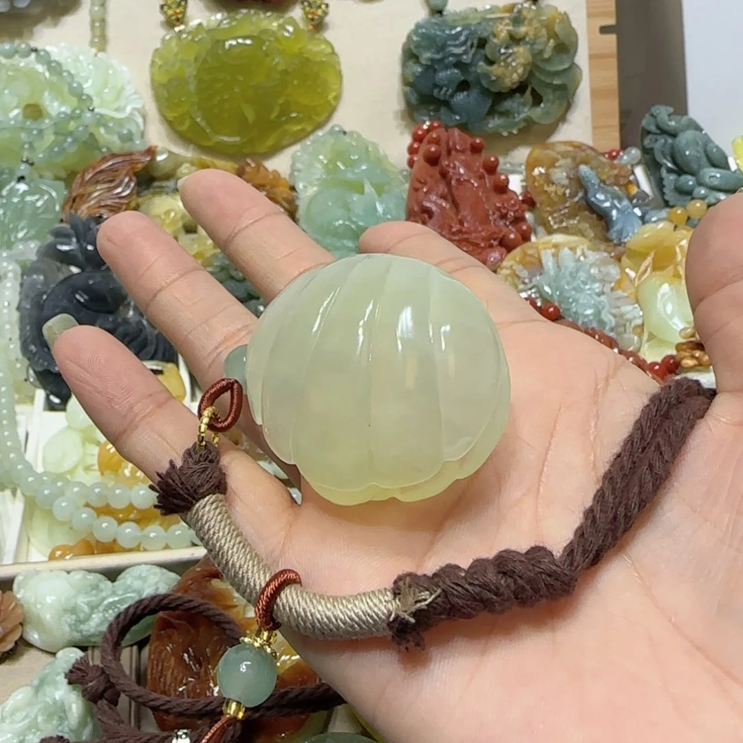 未镶嵌蛇纹石玉吊坠