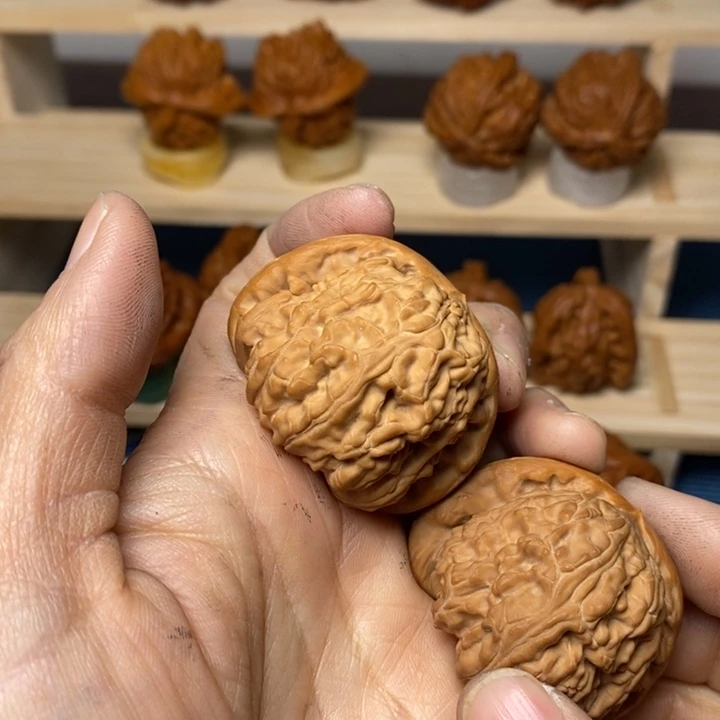 楠****文玩核桃把件白狮子