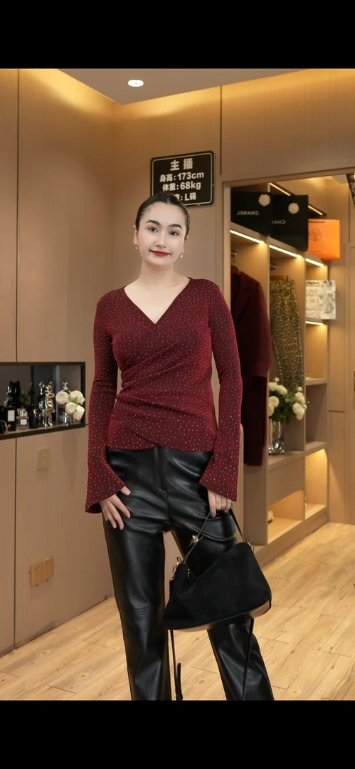 8067款款亮闪钻交叉V领款上衣（娜姐推荐）时尚气质显瘦设计感收腰