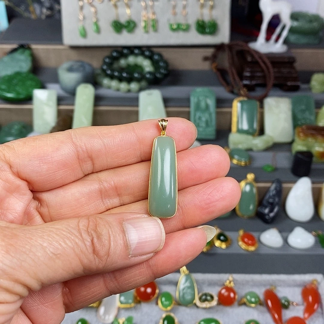 和田玉颈饰18K金镶嵌木*