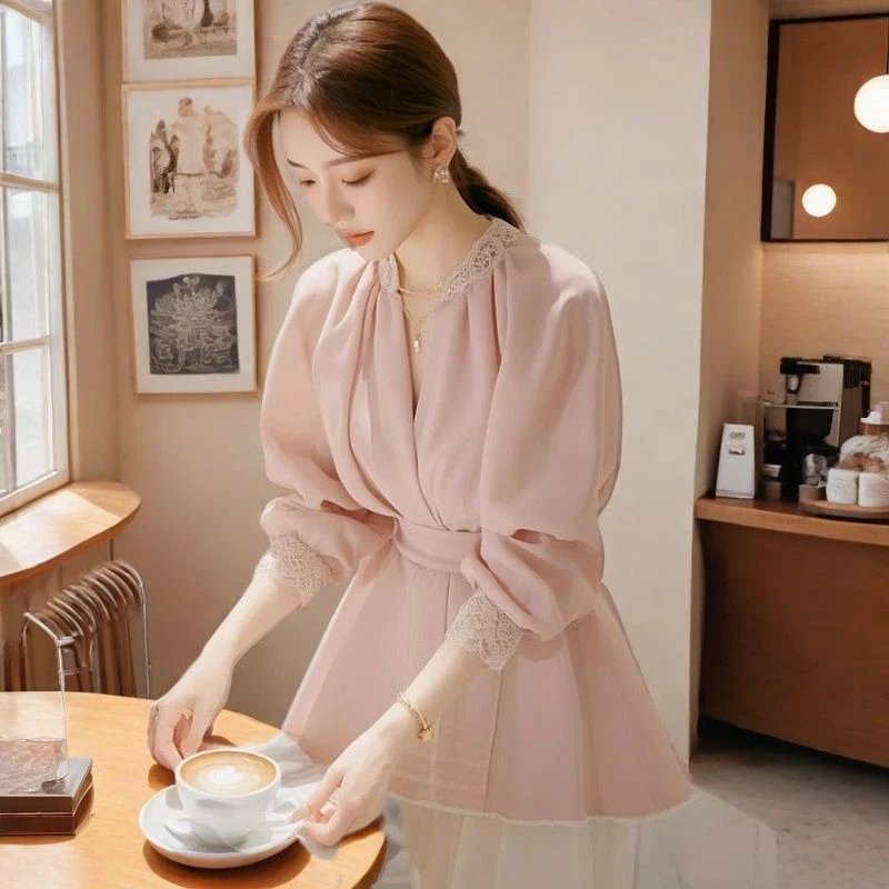 雪纺收腰衬衫2025春季新款女个性百搭好看今年流行的蕾丝花边上衣