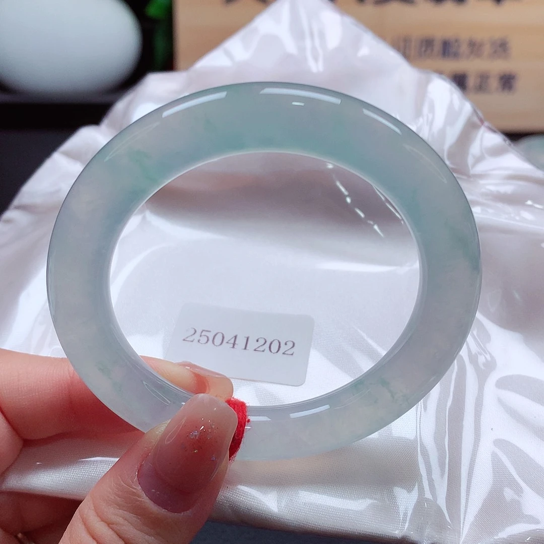 未镶嵌手镯（圆镯）翡翠天然a货翡翠