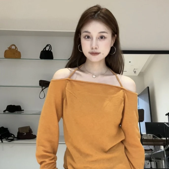 （氛围感美女）2025秋季新款露肩修身针织衫女长袖显瘦百搭上衣
