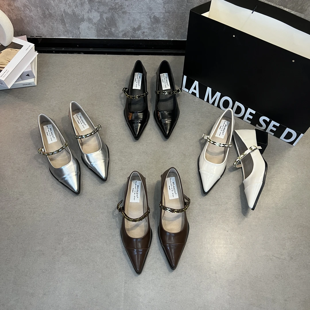 2025年春夏季新款皮面拼接链条一字带扣方跟尖头爆款时尚百搭单鞋