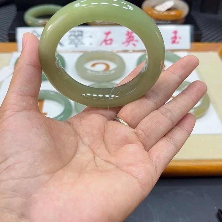 未镶嵌手镯石英质玉蛐****8