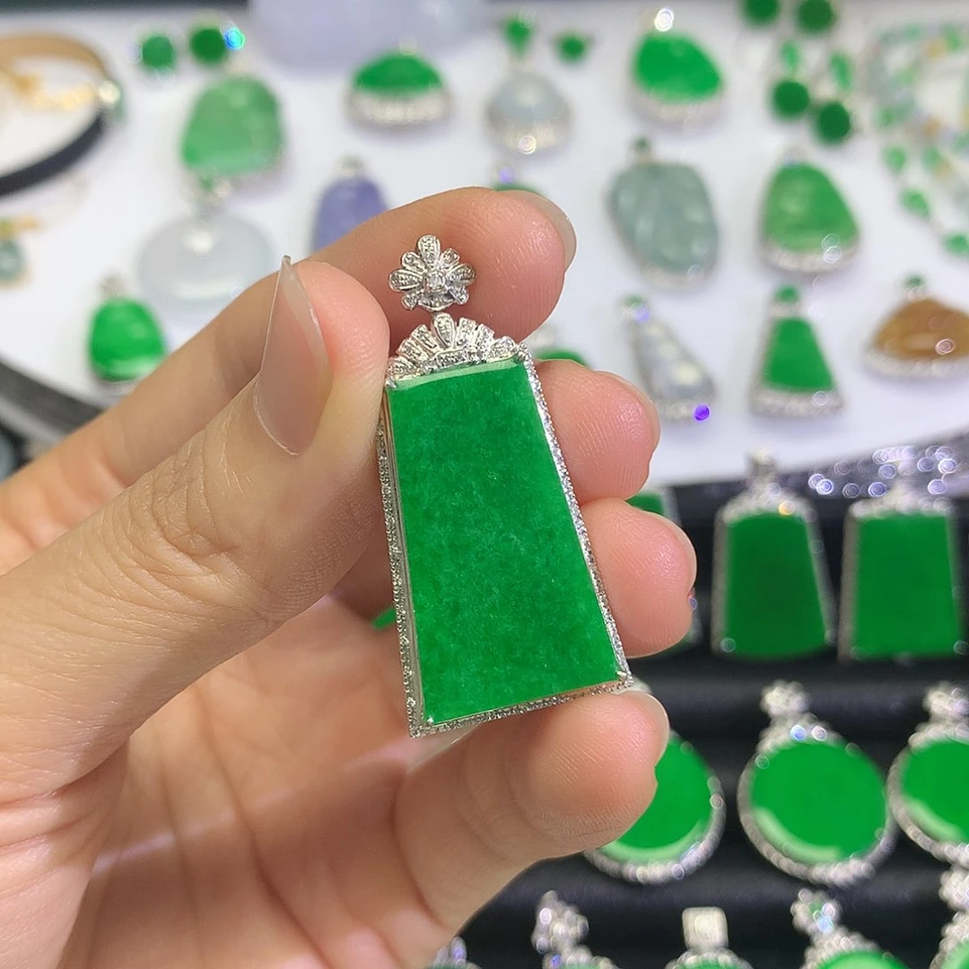 颈饰18K金镶嵌翡翠吊坠