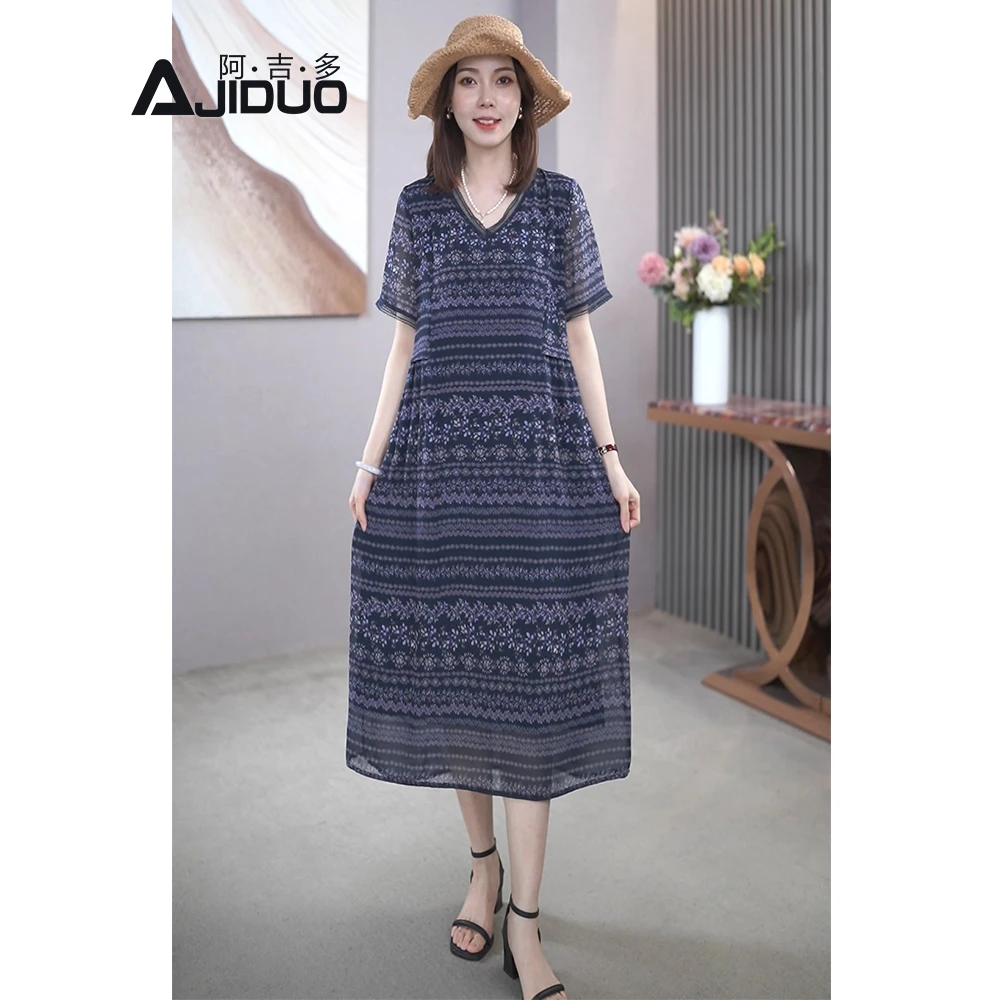 2025年新款法式碎花连衣裙夏季V领气质优雅妈妈装显瘦直筒中长裙