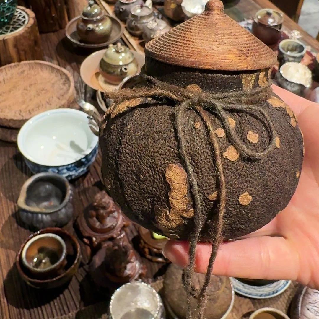金斑塔形柚子茶叶罐。