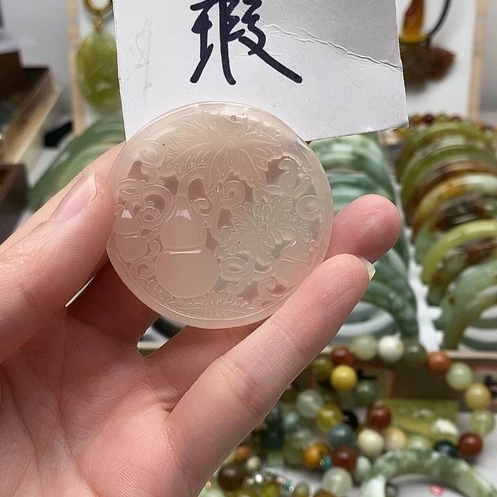 石英质玉颈饰未镶嵌代代有福