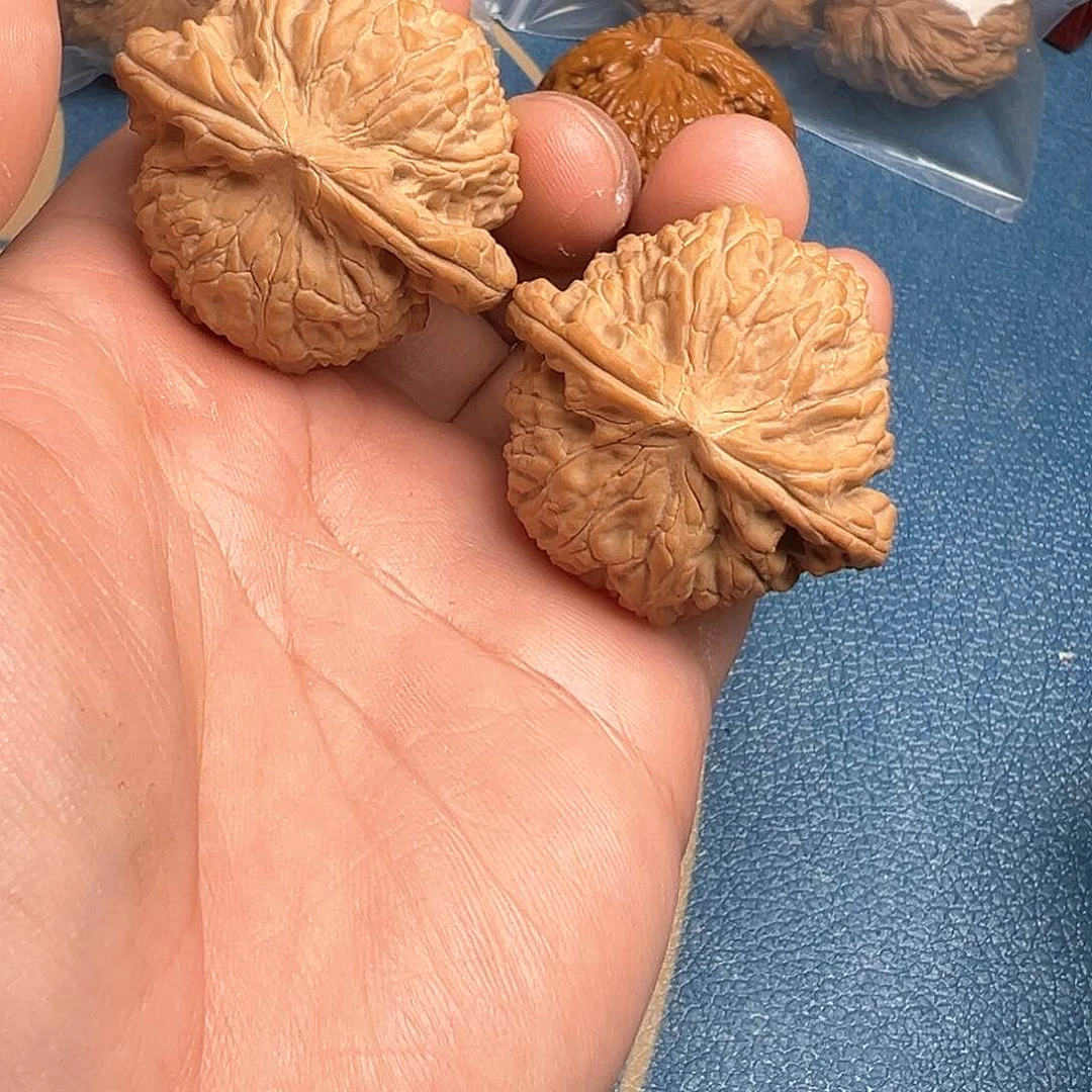 文玩核桃吊坠43白狮子、全品