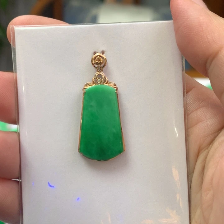 翡翠颈饰18K金镶嵌翡翠吊坠