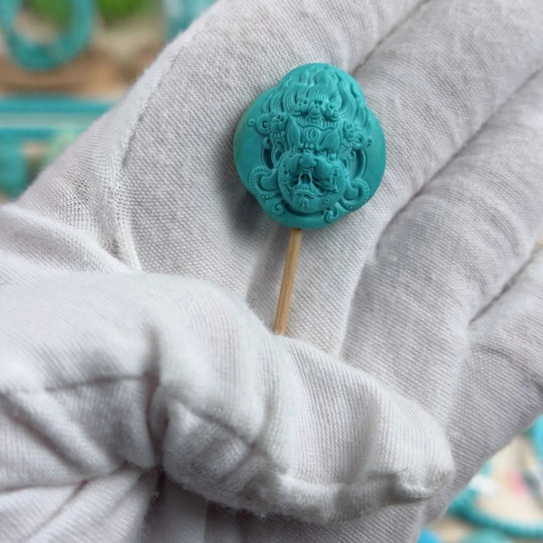 18K金镶嵌绿松石雕刻件