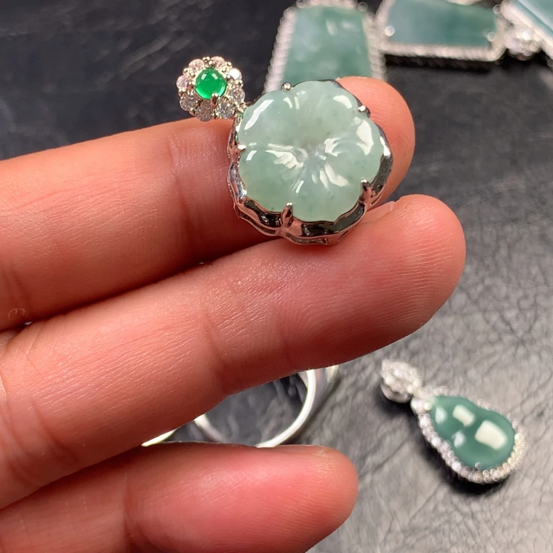 翡翠未镶嵌颈饰有钱花