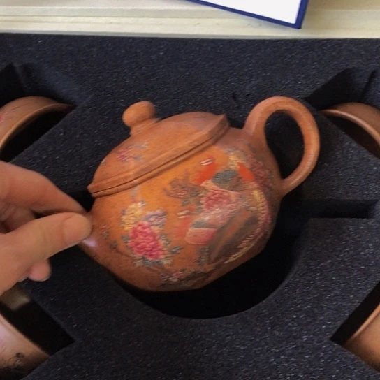 茶壶紫砂原矿泥料手工制作的一把紫砂壶。