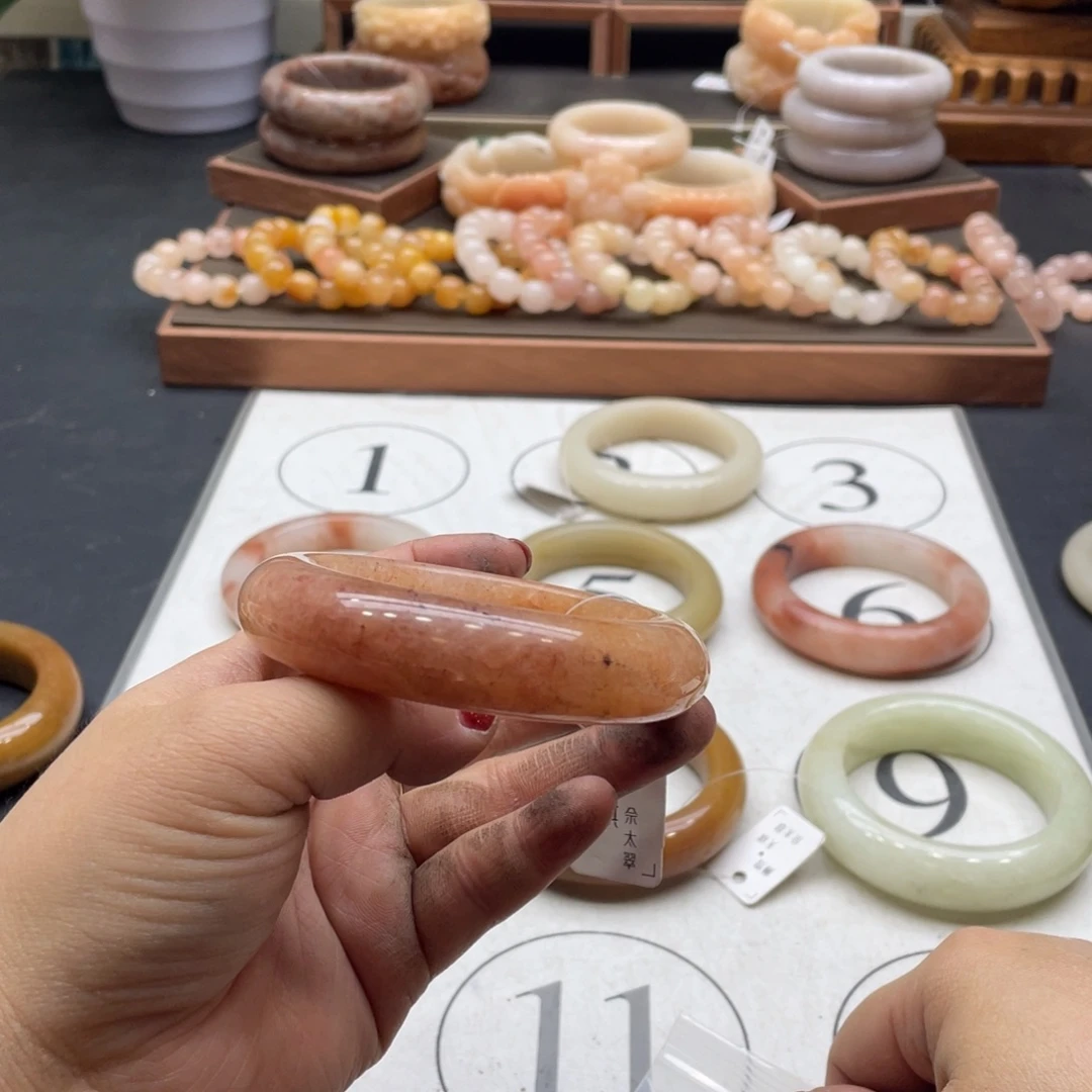 柚****石英岩玉未镶嵌手镯