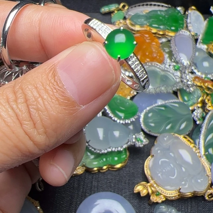 翡翠18K金镶嵌戒指