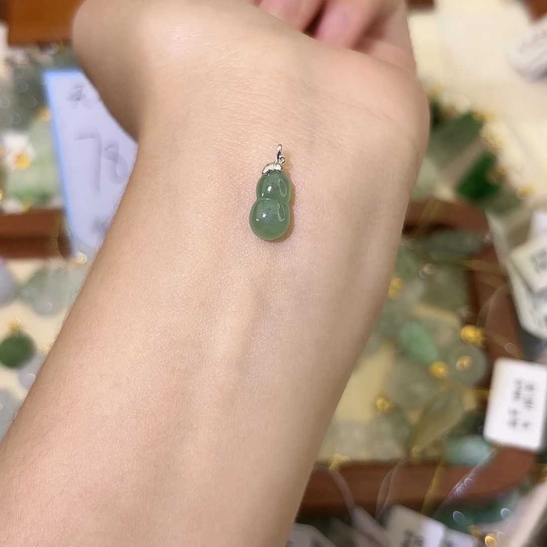 翡翠18K金镶嵌颈饰葫芦