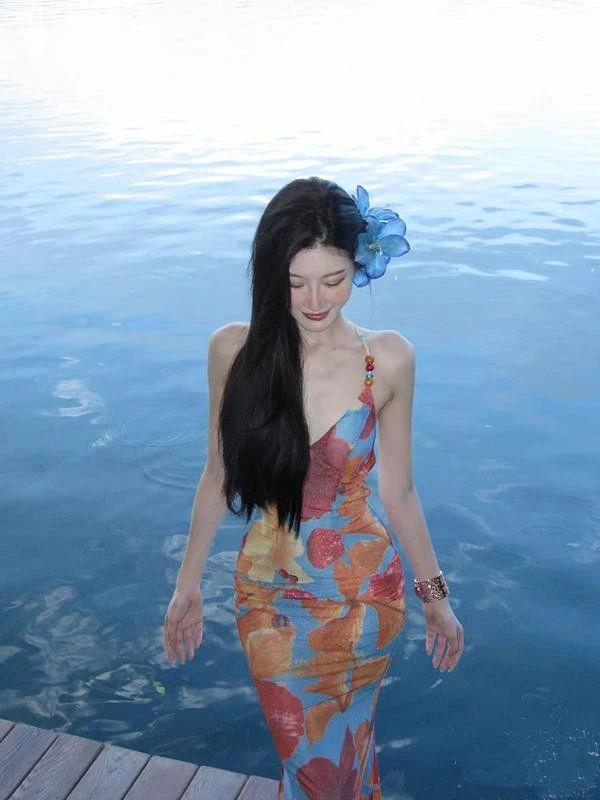 盛夏热滩度假小众设计热带海岛度假感显瘦露背绑带修身连衣裙