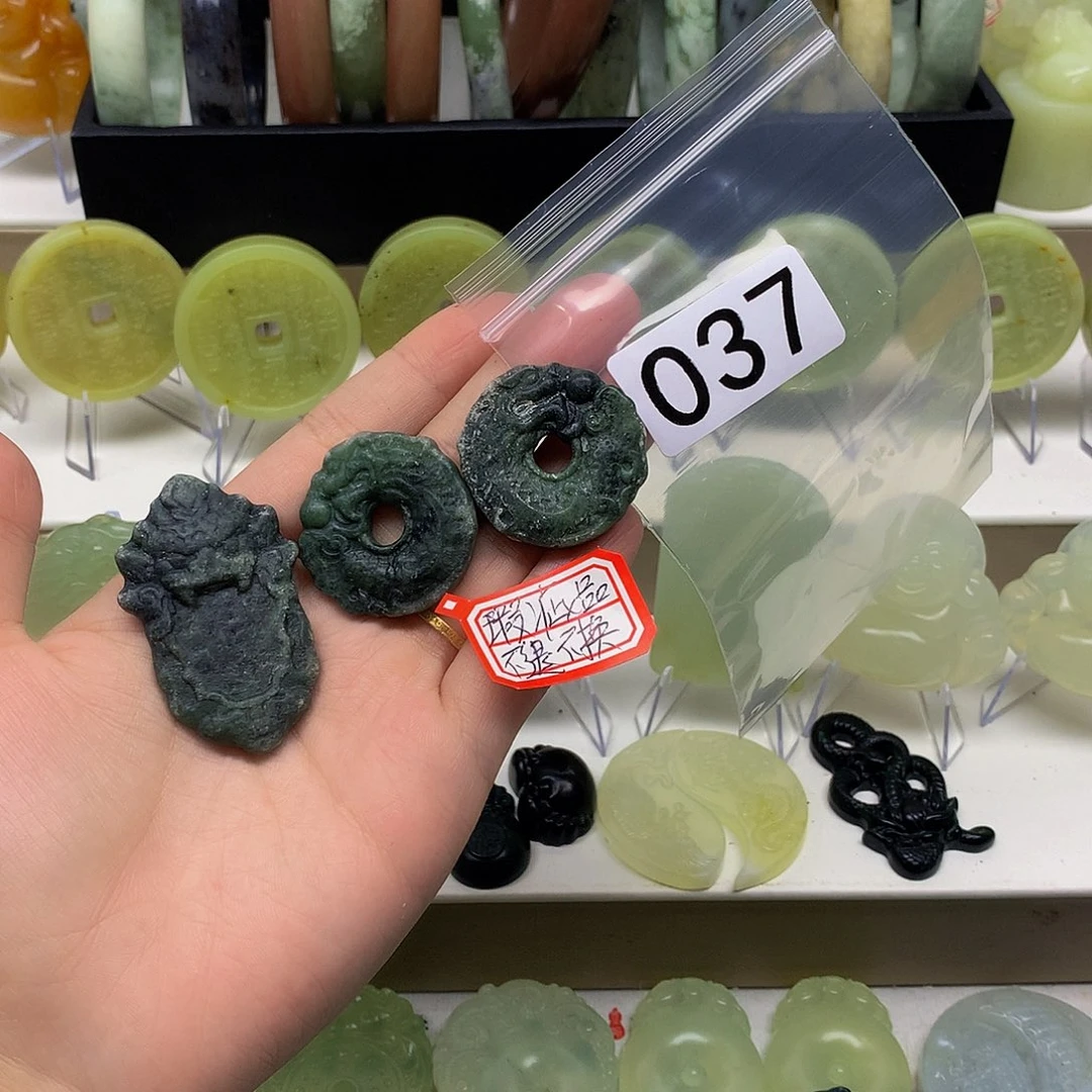 蛇纹石玉颈饰未镶嵌