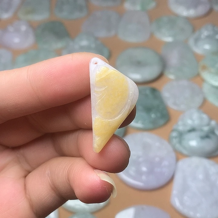 翡翠未镶嵌颈饰鱼