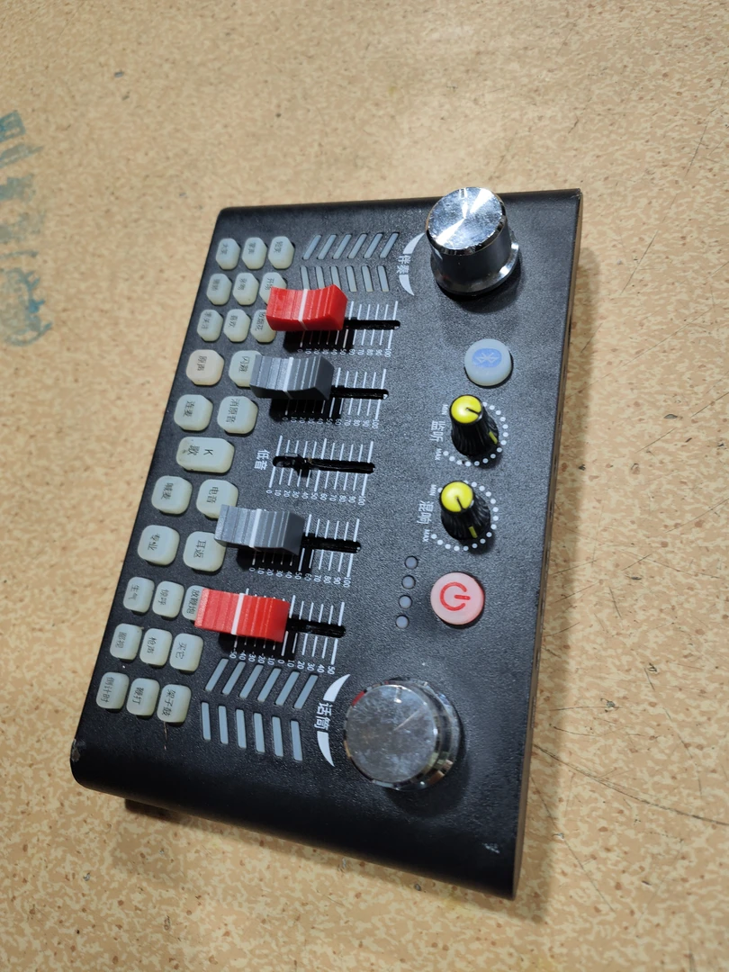 8新  二手 V18声卡，成色如图（通电，需要维修，不带线材）