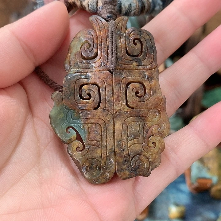 未镶嵌岫岩河磨玉（透闪石质玉）挂件很***人