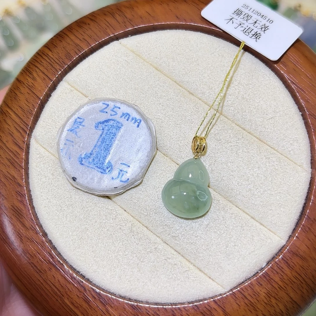 翡翠18K金镶嵌颈饰葫芦