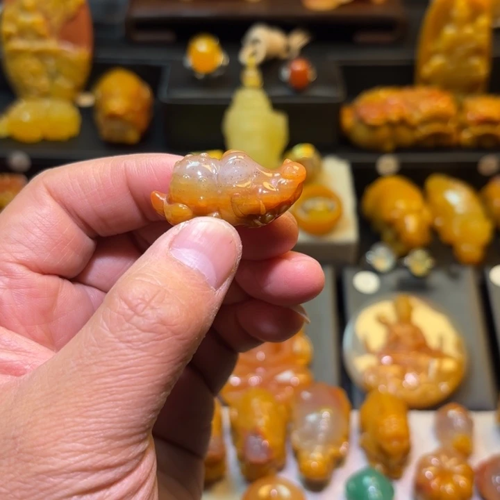 石英质玉（黄龙玉）未镶嵌颈饰