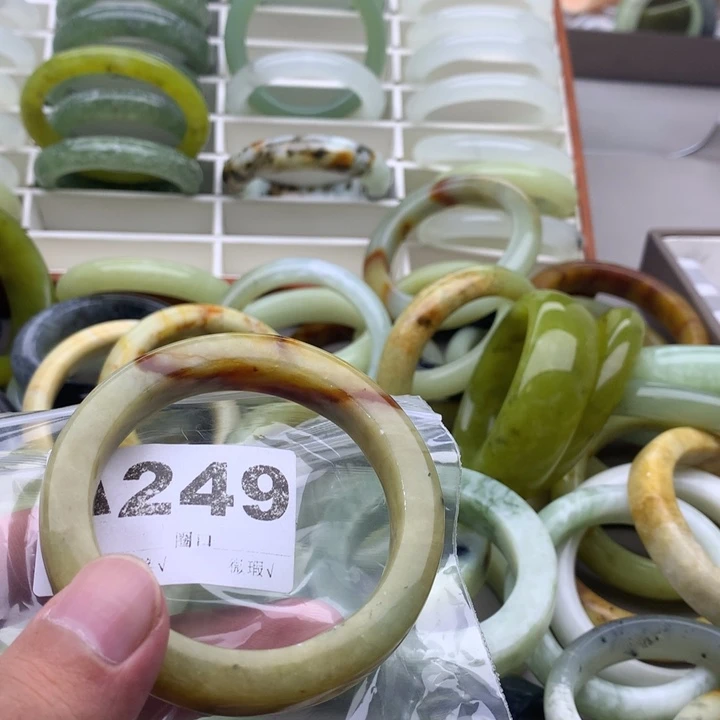 小***羊未镶嵌蛇纹石玉手镯