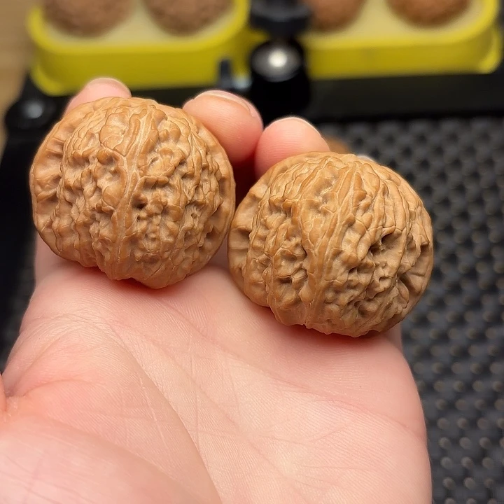 灿***哥文玩核桃吊坠39球白白狮子