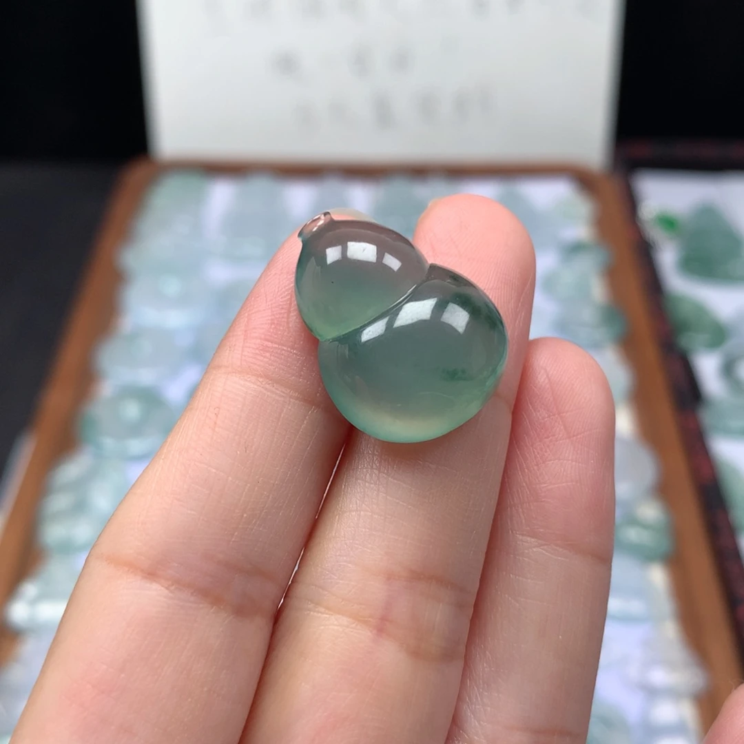 颈饰未镶嵌翡翠冰种晴底飘花大葫芦