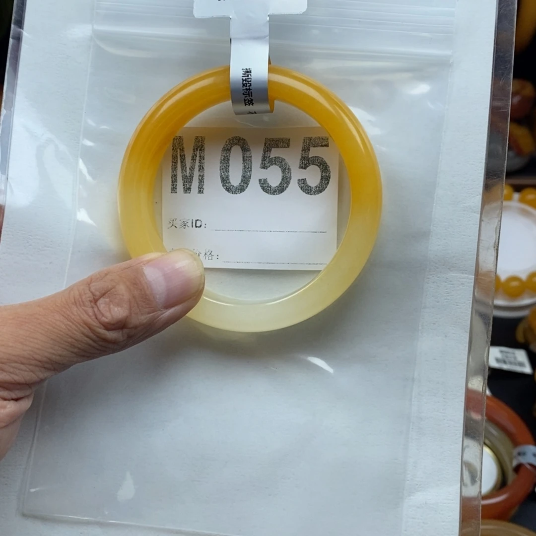 邓****未镶嵌石英质玉（黄龙玉）手镯55圈口手镯m055