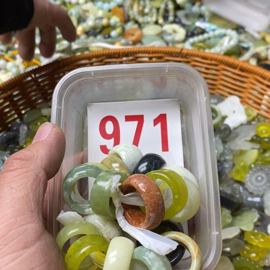 蛇纹石玉挂坠未镶嵌