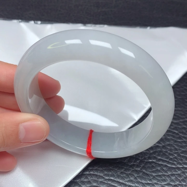 翡翠手镯未镶嵌。