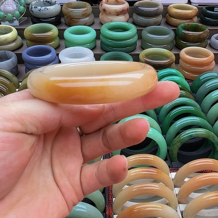 未镶嵌手镯（圆镯）石英质玉?**心