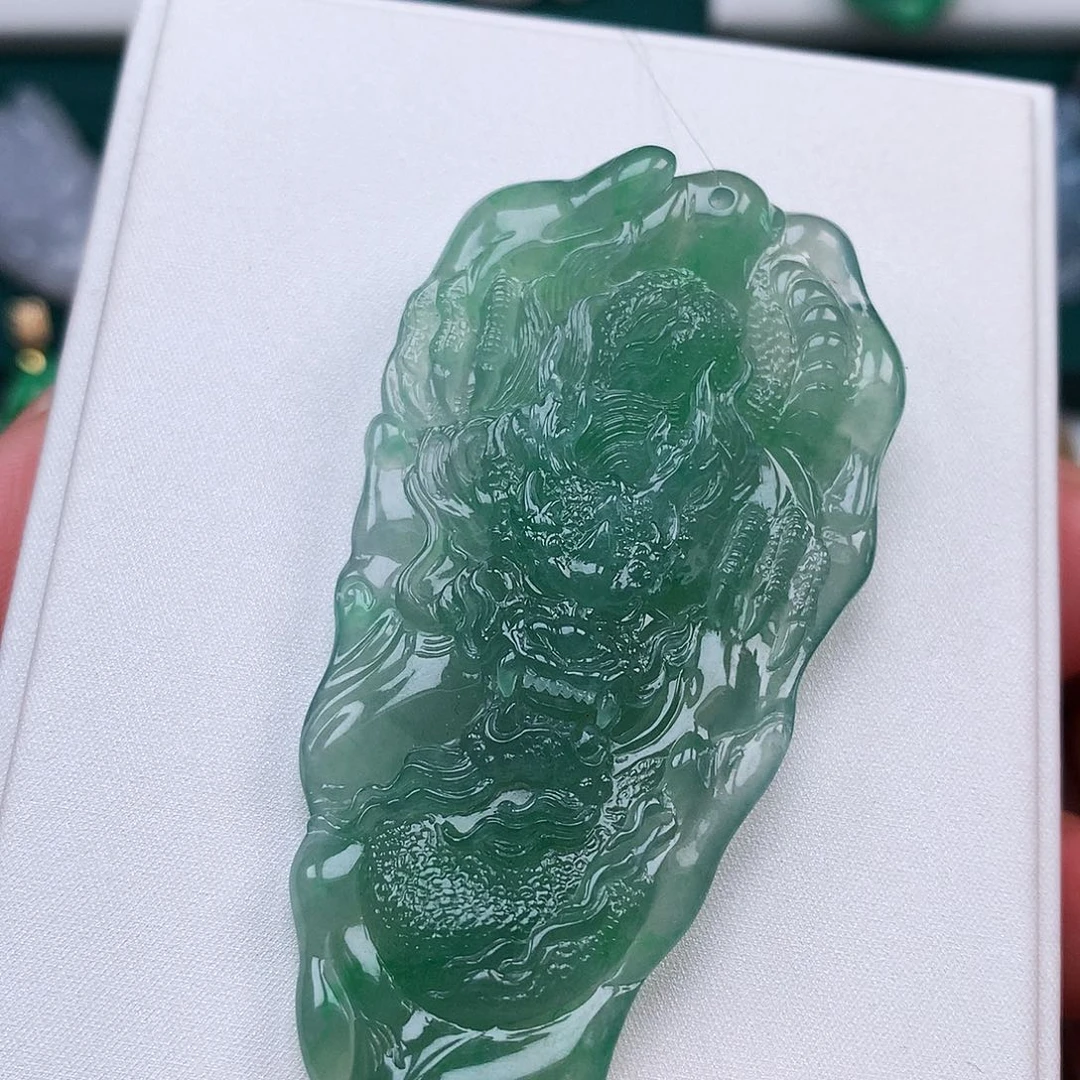 翡翠未镶嵌颈饰冰龙