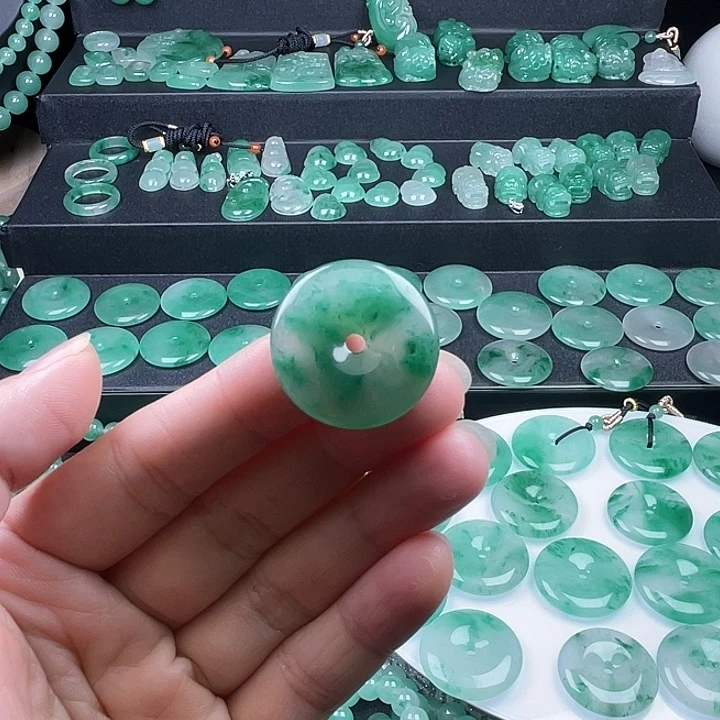 石英质玉未镶嵌颈饰
