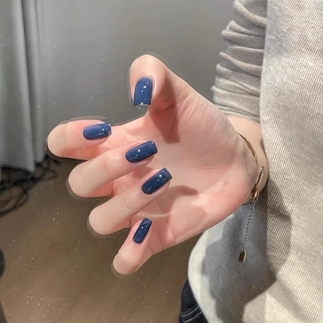 2025年秋冬新款纯色手工穿戴甲高级感显白裸色蓝色中长款美甲贴片