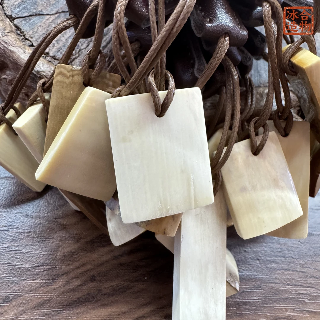 【文玩旧藏】MFP0004 猛犸象牙无事皮牌 连绳约4g  随机发其一