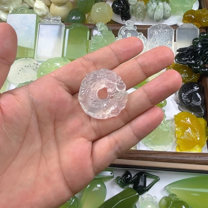 未镶嵌岫玉吊坠(不含链)?
