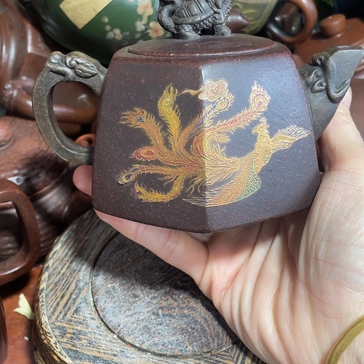 茶壶紫砂原矿泥料，手工制作的一把紫砂壶。