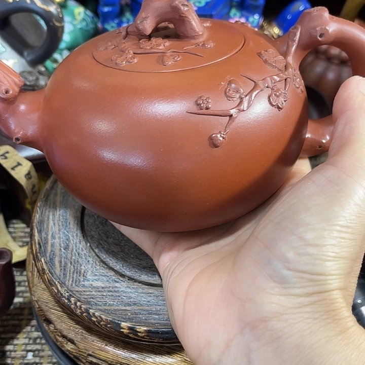 茶壶紫泥原矿泥料手工制作的一把紫砂壶。