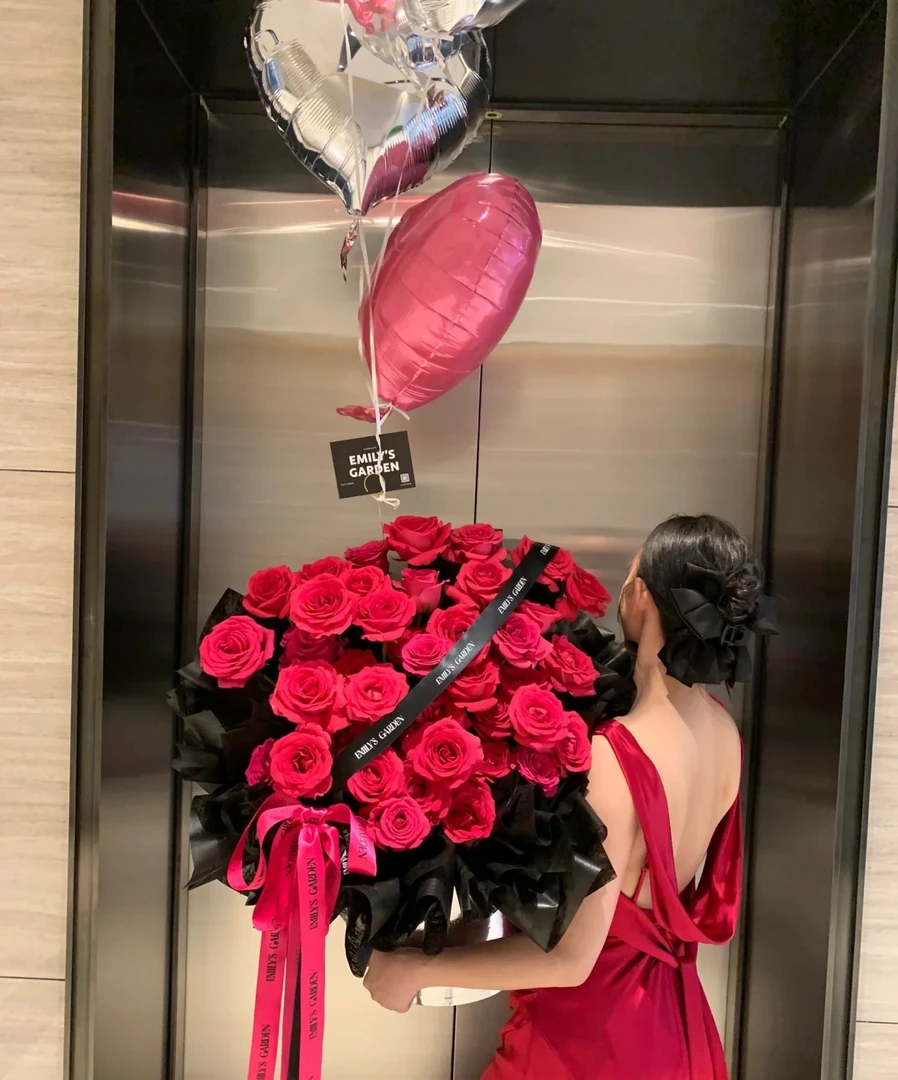 气球弗洛伊德玫瑰抱抱桶生日送女友鲜花同城配送南京北京深圳