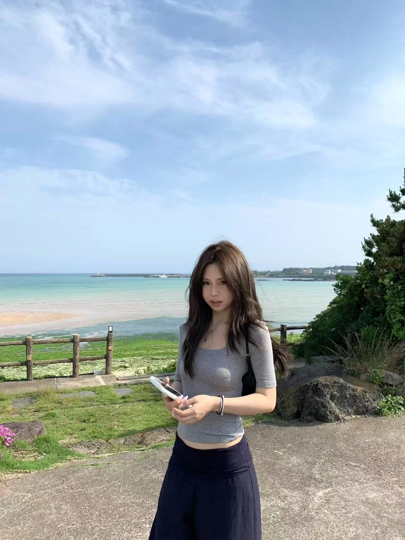 2025夏季新款休闲简约风灰色U领紧身性感短袖女休闲阔腿裤两件套