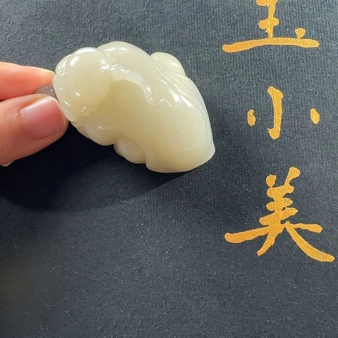 和田玉未镶嵌颈饰近矿