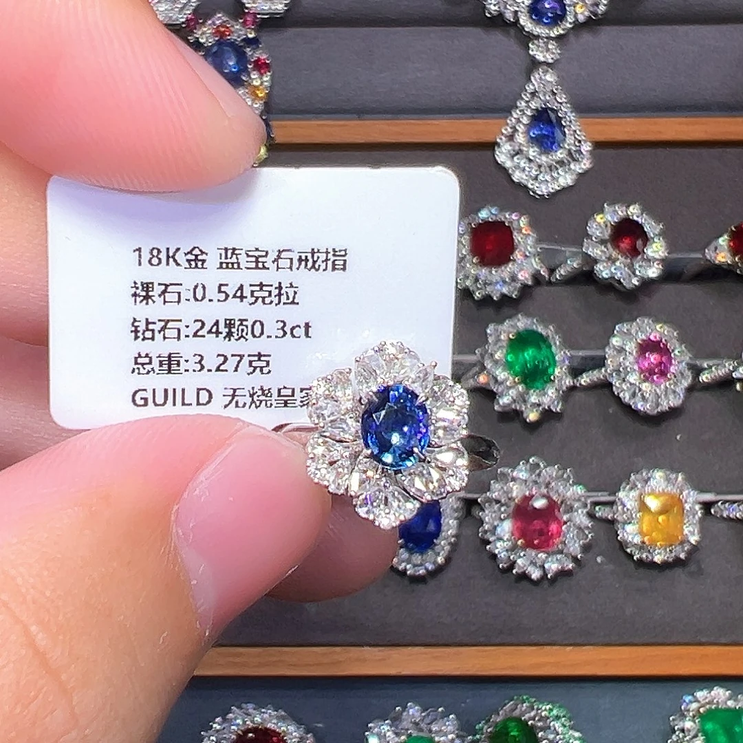 18K金镶嵌蓝宝石戒指