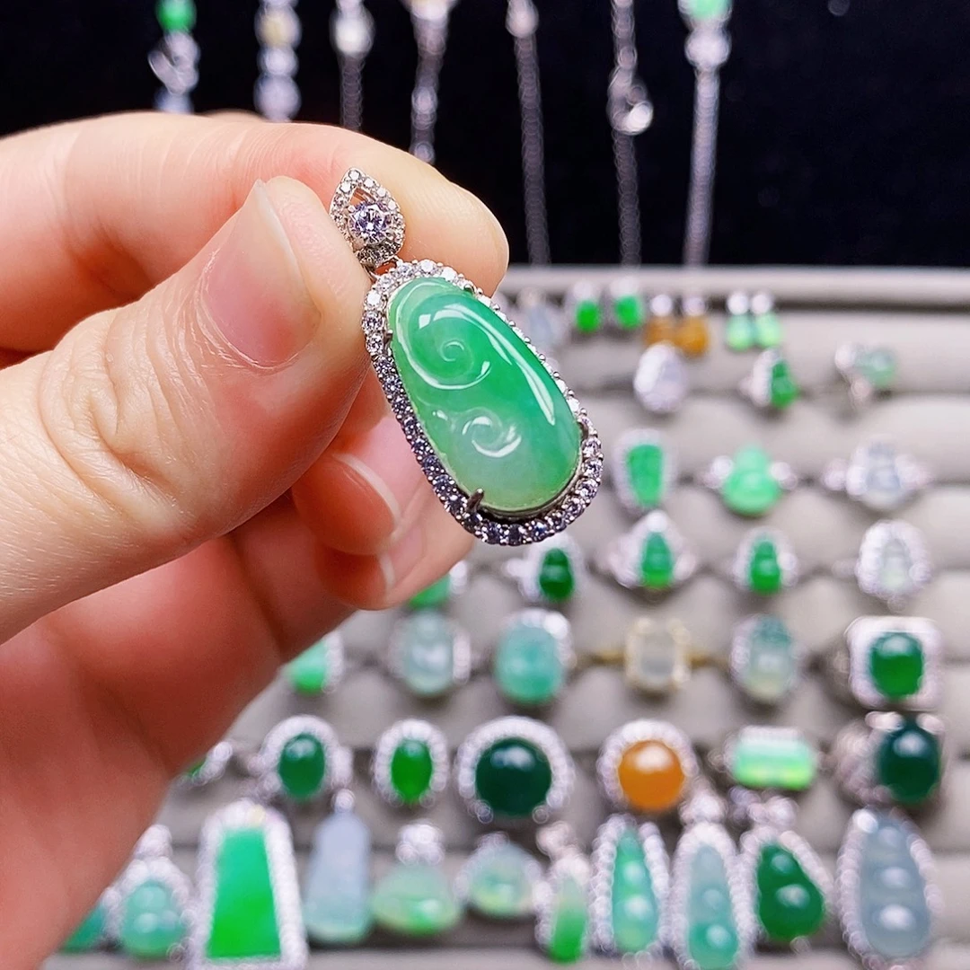 翡翠银S925镶嵌颈饰如意