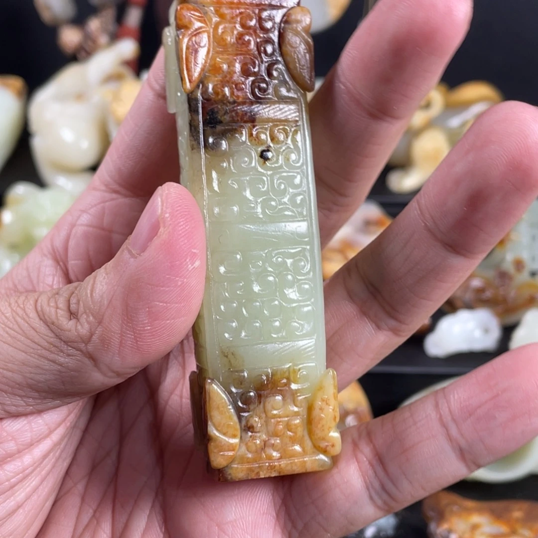 提***走和田玉未镶嵌颈饰