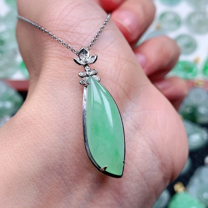 翡翠吊坠(不含链)18K金镶嵌